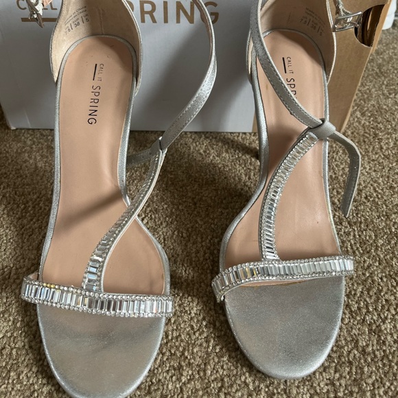 Spring silver sandals size 7.5 - Picture 2 of 6